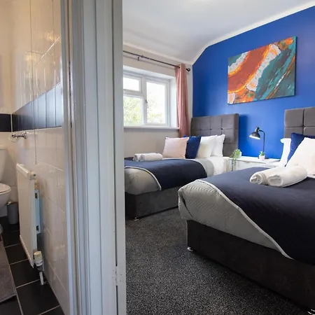 Vakantiehuis Stunning House Free Parking Garden Wifi