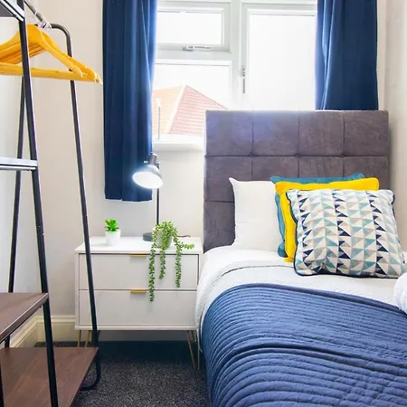 Vakantiehuis Stunning House Free Parking Garden Wifi