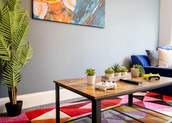 Dom wakacyjny Stunning House Free Parking Garden Wifi