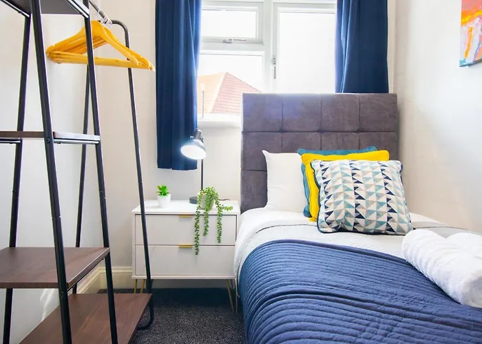 Dom wakacyjny Stunning House Free Parking Garden Wifi