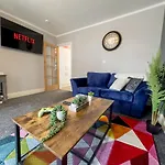 Stunning House Free Parking Garden Wifi Casa de Férias *