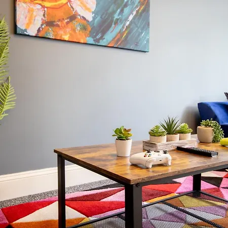 Ferienhaus Stunning House Free Parking Garden Wifi