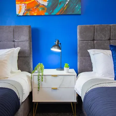 Ferienhaus Stunning House Free Parking Garden Wifi